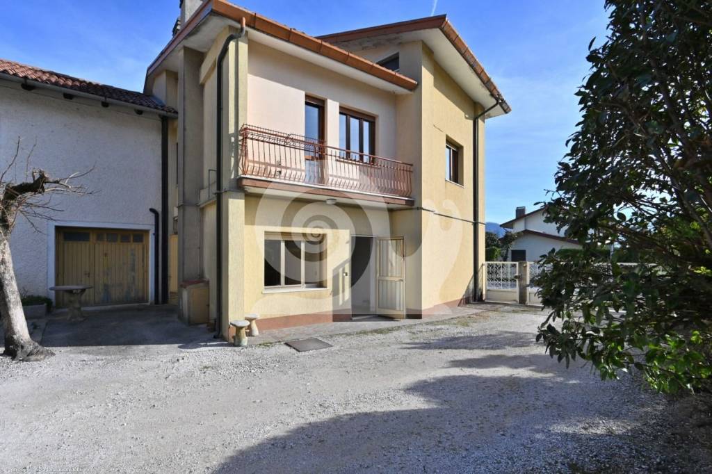 Villa a Schiera in vendita a Gemona del Friuli via Osoppo