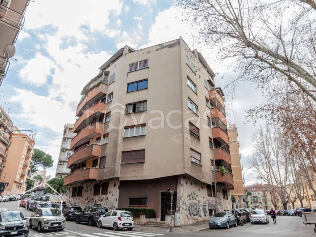 Appartamento in vendita a Roma via Monte Bianco 119