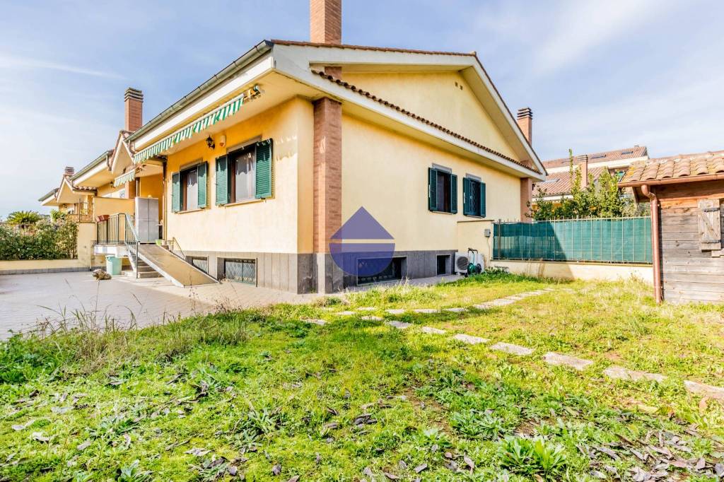 Villa Bifamiliare in vendita a Roma via di Spregamore