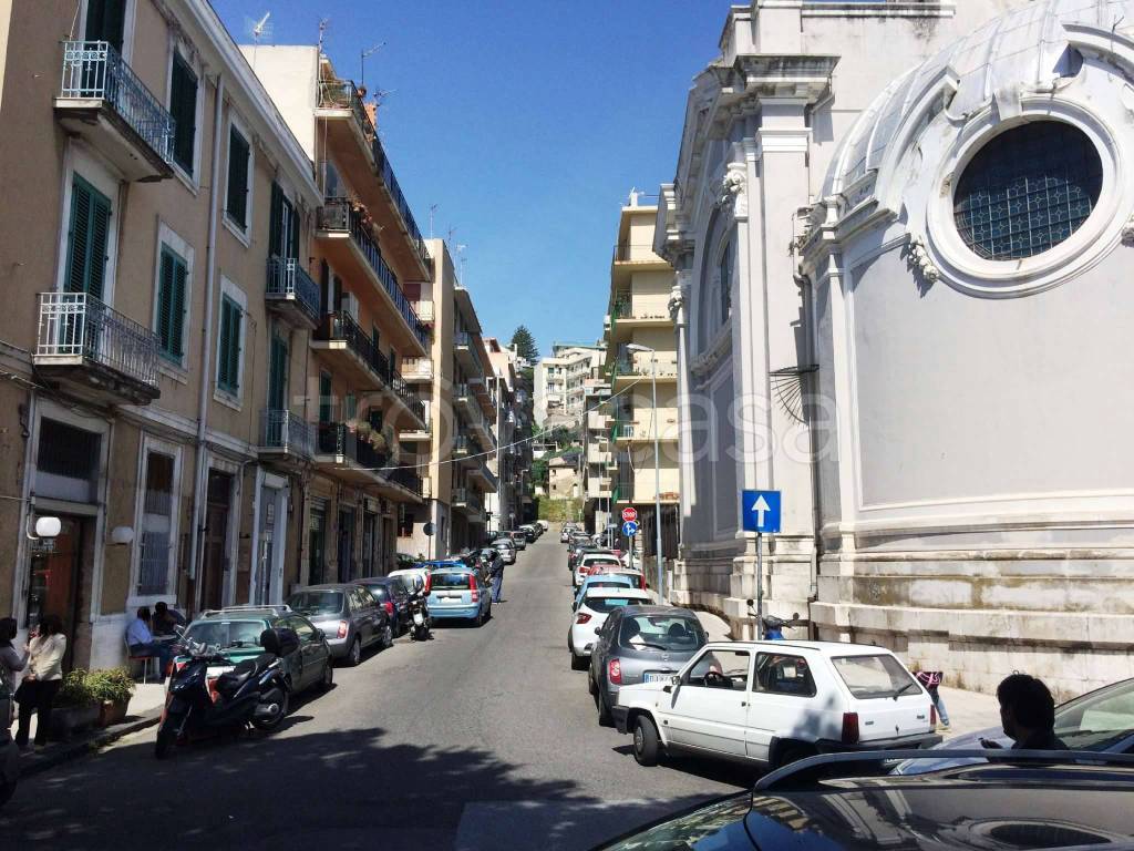 Negozio in affitto a Messina via Degli Angeli 61
