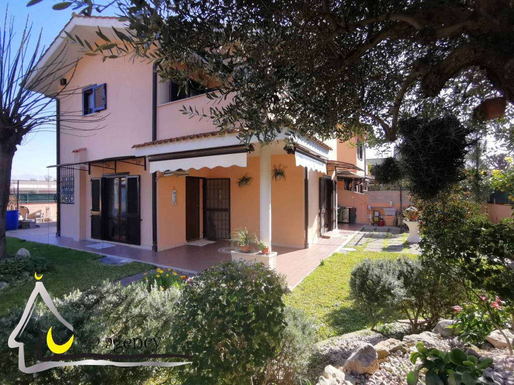 Villa Bifamiliare in vendita a Sabaudia via Campo Faiano, 14