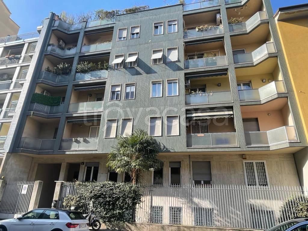 Appartamento in vendita a Milano via Giunio Leto Pomponio, 4
