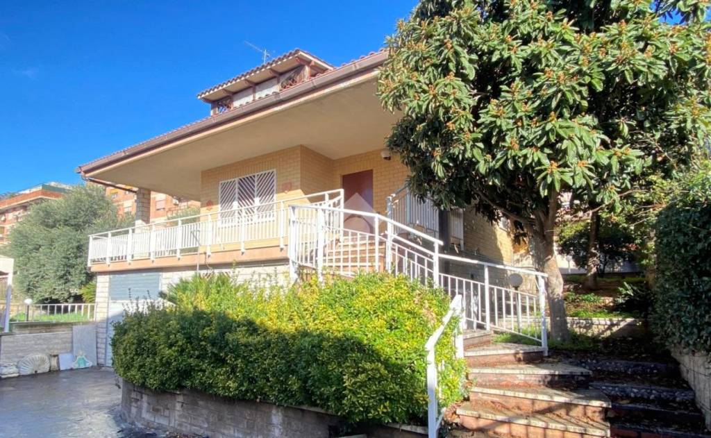 Villa in vendita a Guidonia Montecelio via monte sirini, 25