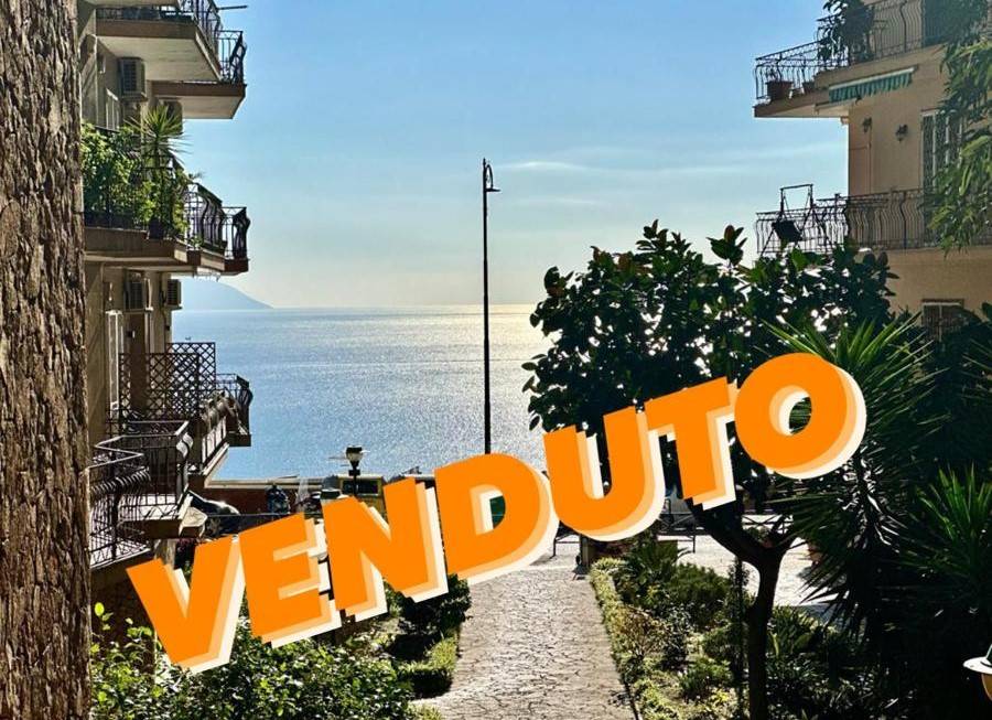 Appartamento in vendita a Napoli via Aniello Falcone