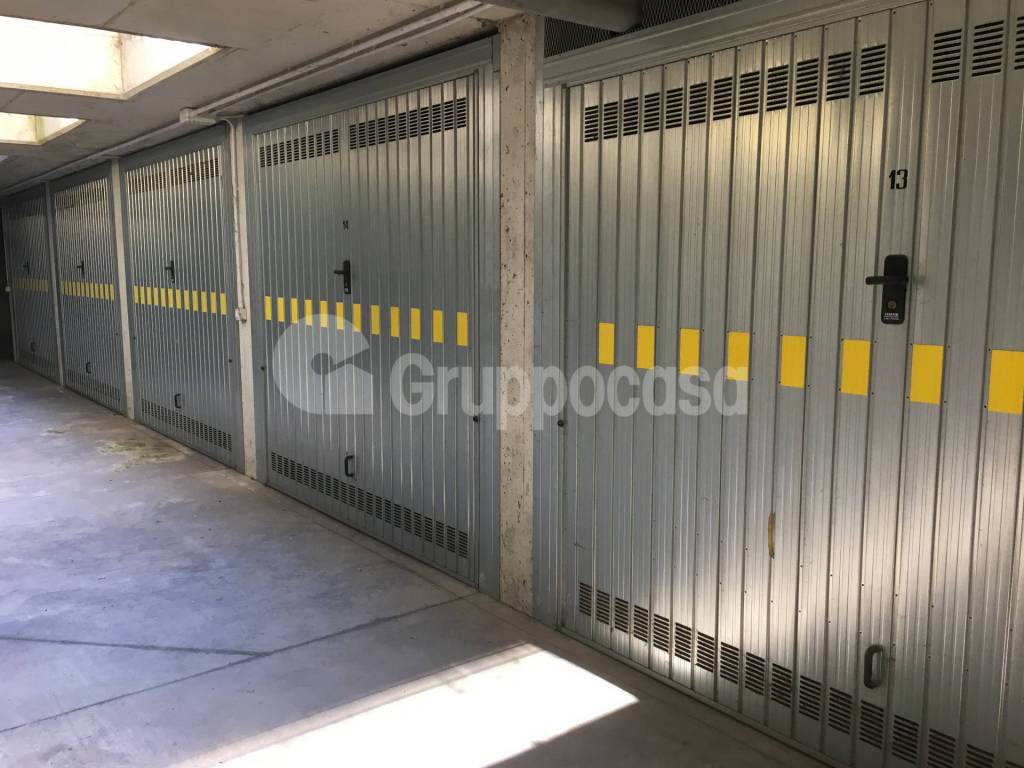Garage in vendita a Milano via Giulio Belinzaghi, 5