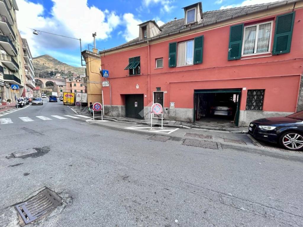 Garage in vendita a Genova via Giovanni Arrivabene