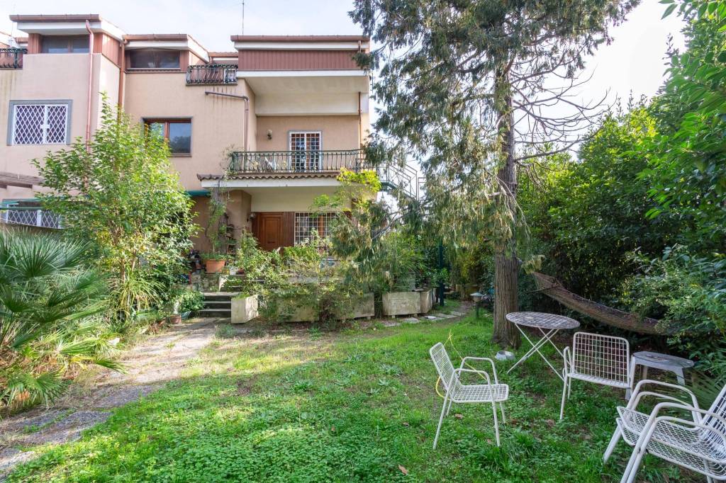 Villa Bifamiliare in vendita a Roma via Euripide, 73
