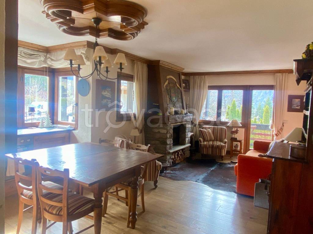 Appartamento in vendita a Courmayeur viale Monte Bianco, 59