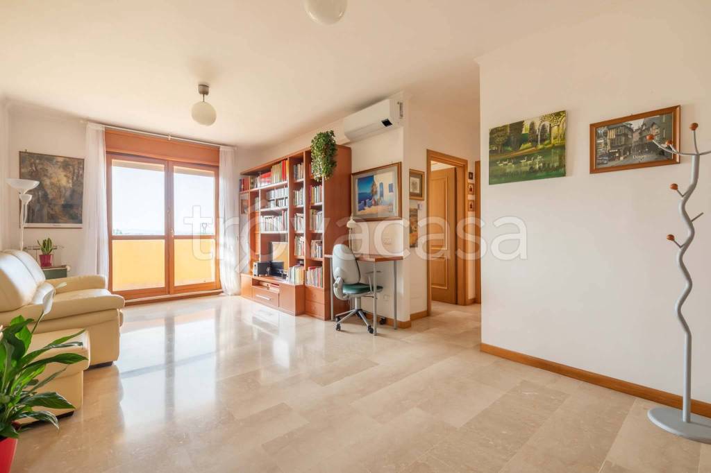 Appartamento in vendita a Roma via Salvo Randone