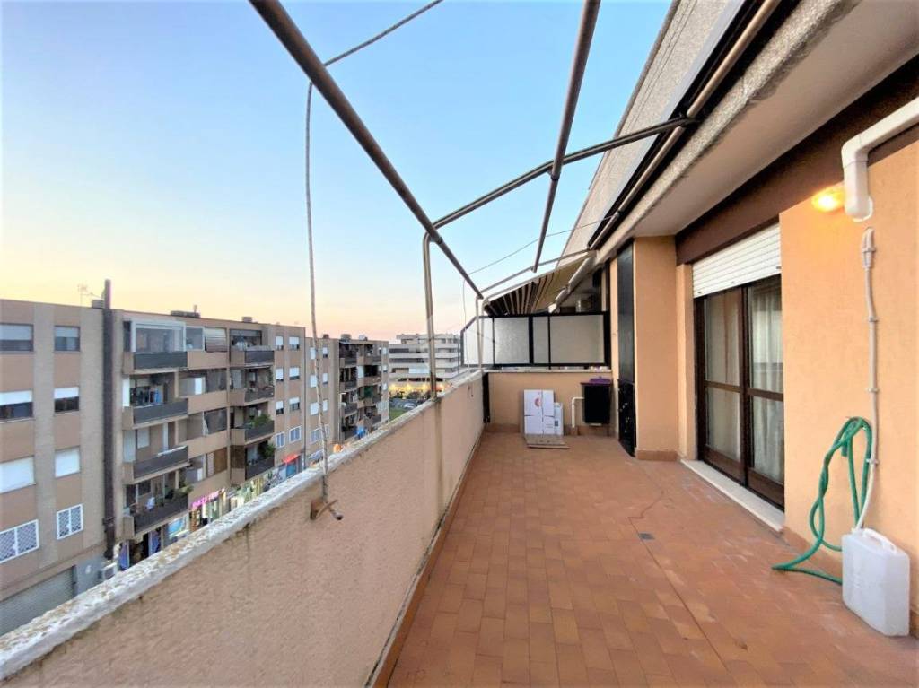 Appartamento in vendita a Roma via Paolo Stoppa, 38