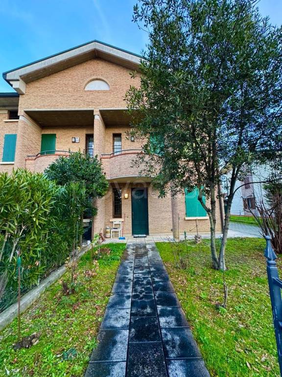 Villa a Schiera in vendita a San Felice sul Panaro via Domenico Cocchi, 263