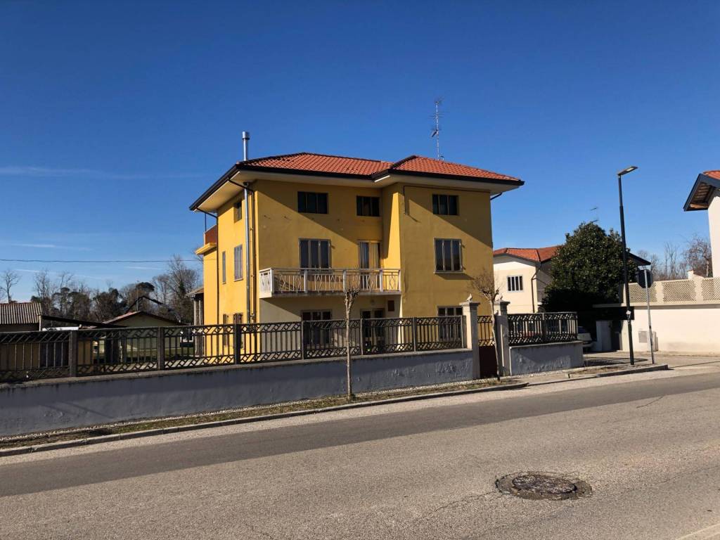Villa in vendita a Mereto di Tomba via dei Lancieri, 1
