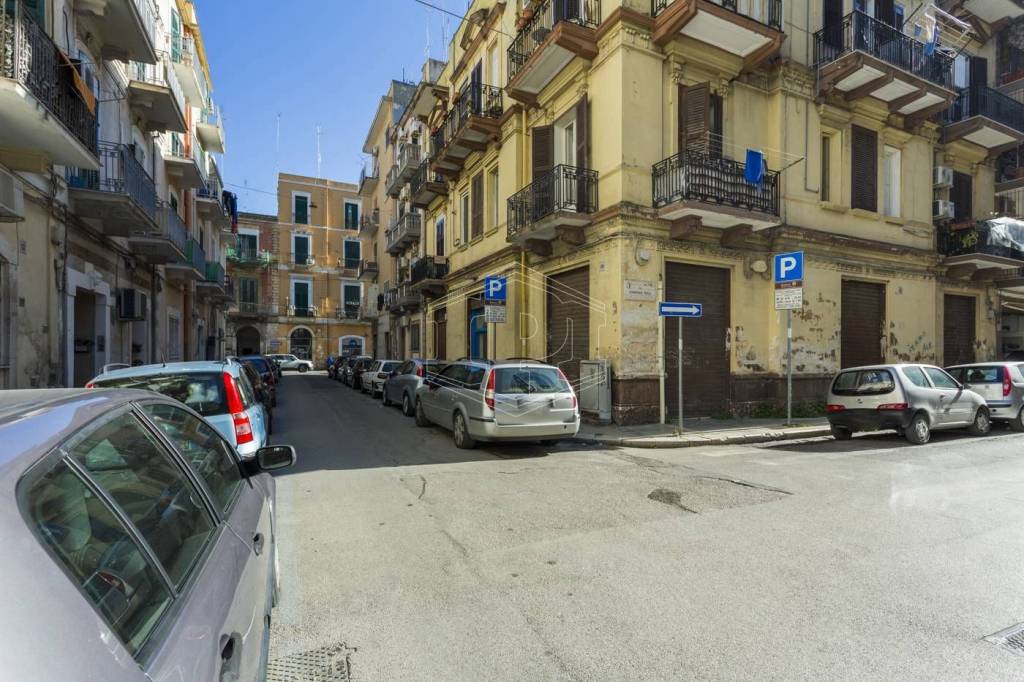 Magazzino in affitto a Bari via Mario Rossani, 10