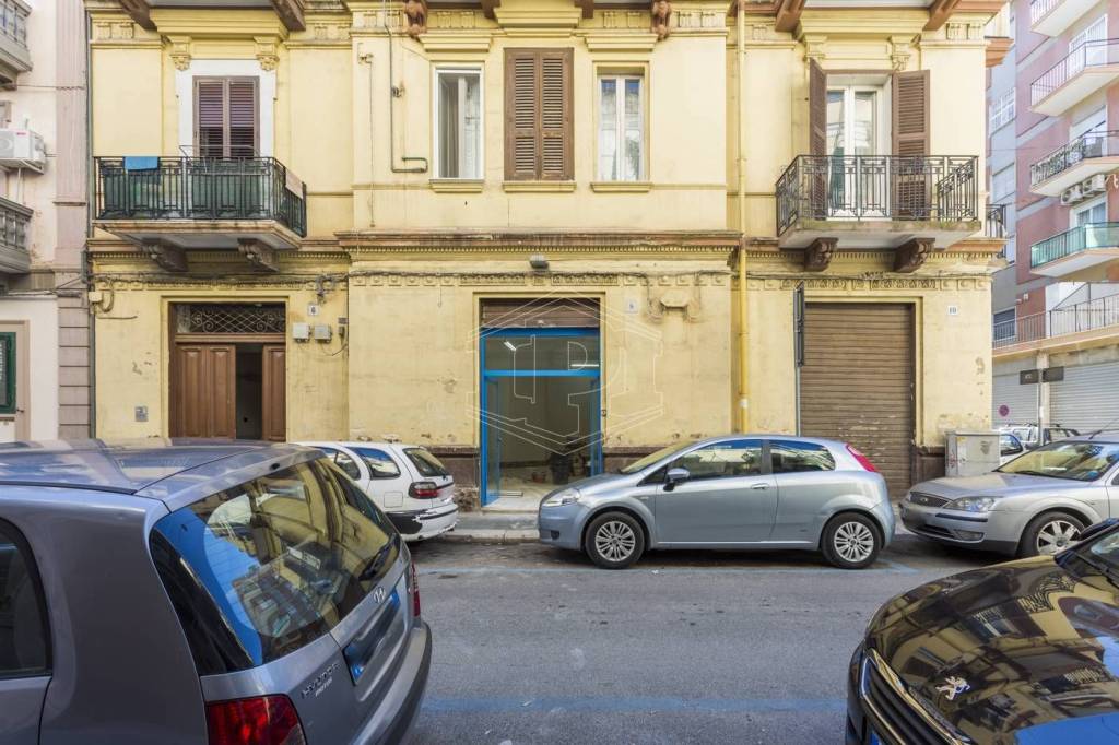 Negozio in affitto a Bari via Mario Rossani, 8