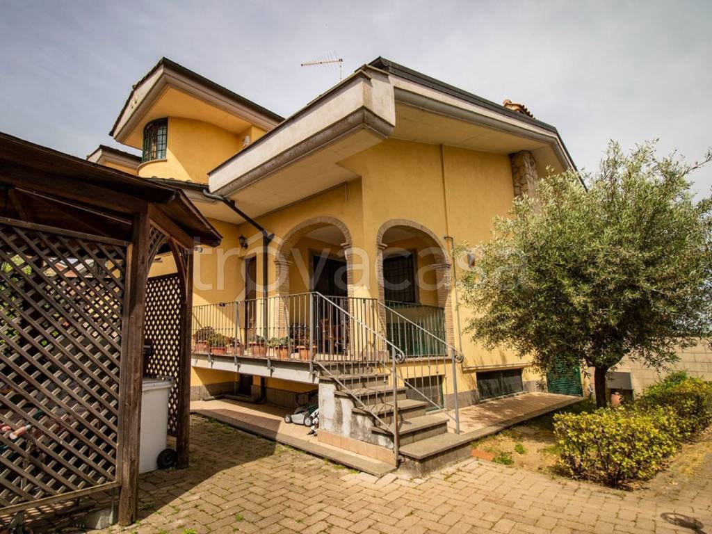 Villa Bifamiliare in in vendita da privato a Guidonia Montecelio via Saracinesco, 11E