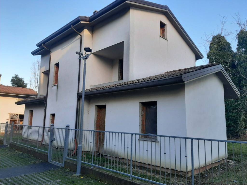 Villa in vendita a Forlì via Lughese