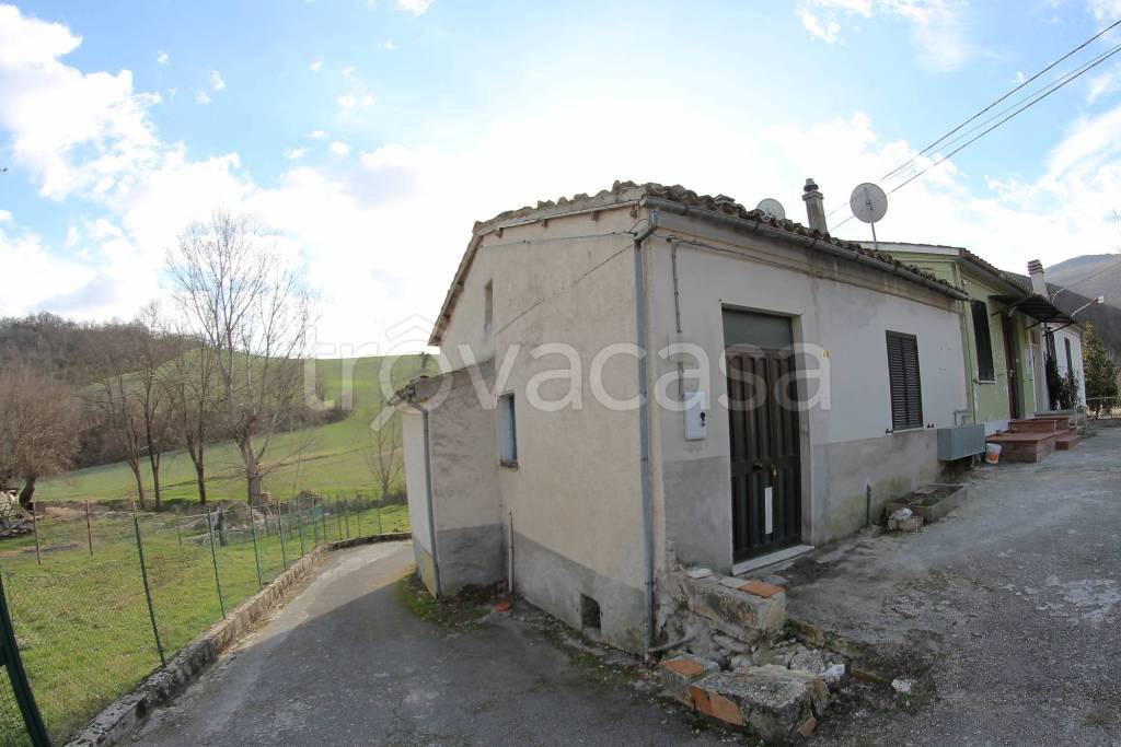 Casa Indipendente in vendita a Fabriano frazione Paterno