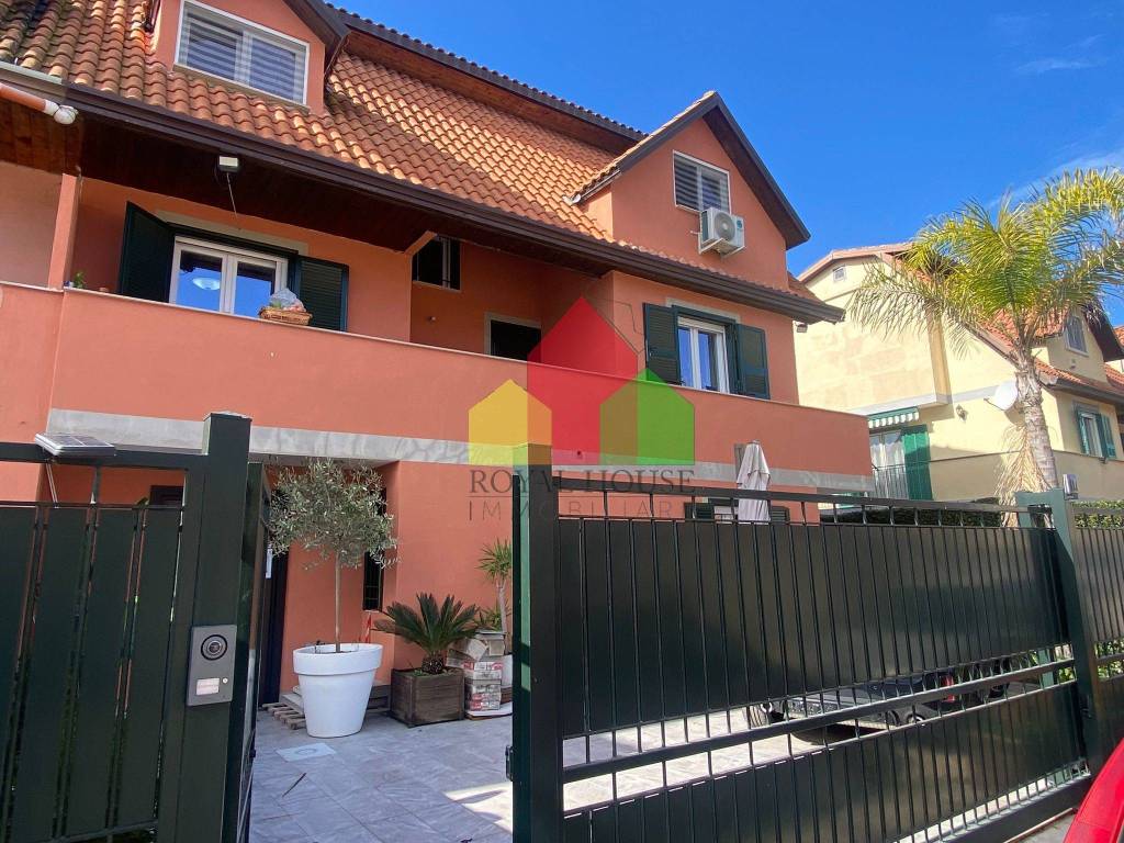 Villa Bifamiliare in vendita a Giugliano in Campania via Ripuaria, 265
