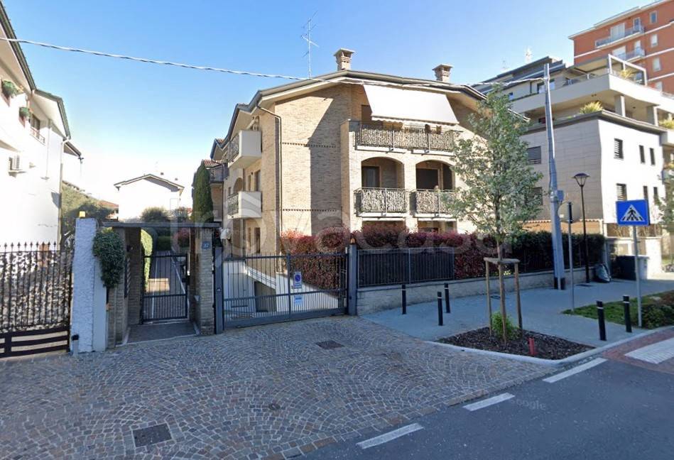 Garage in affitto a Novate Milanese via Camillo Benso di Cavour, 23