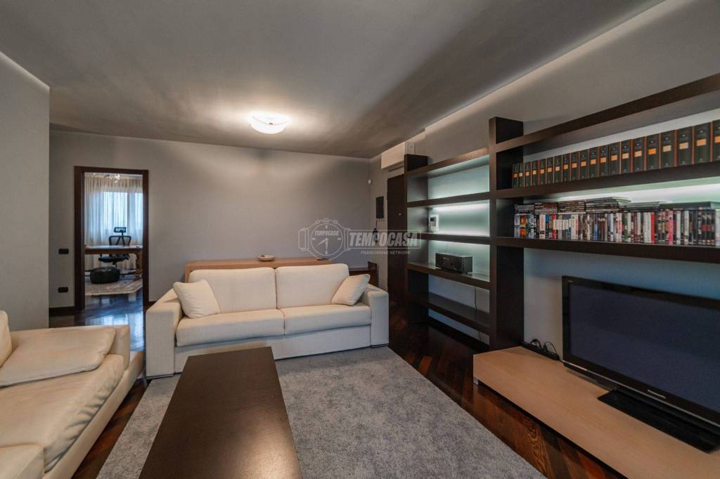 Appartamento in vendita a Milano via San Giusto 52