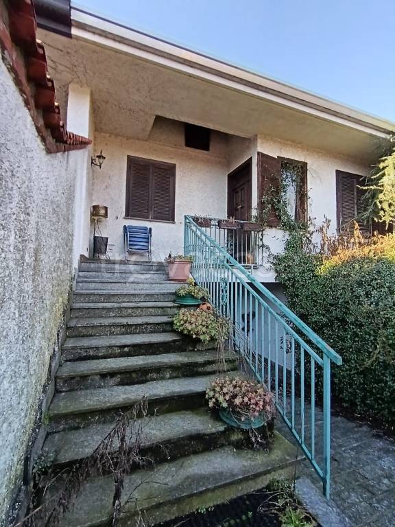 Villa in vendita a Parabiago via Edoardo Jenner, 11