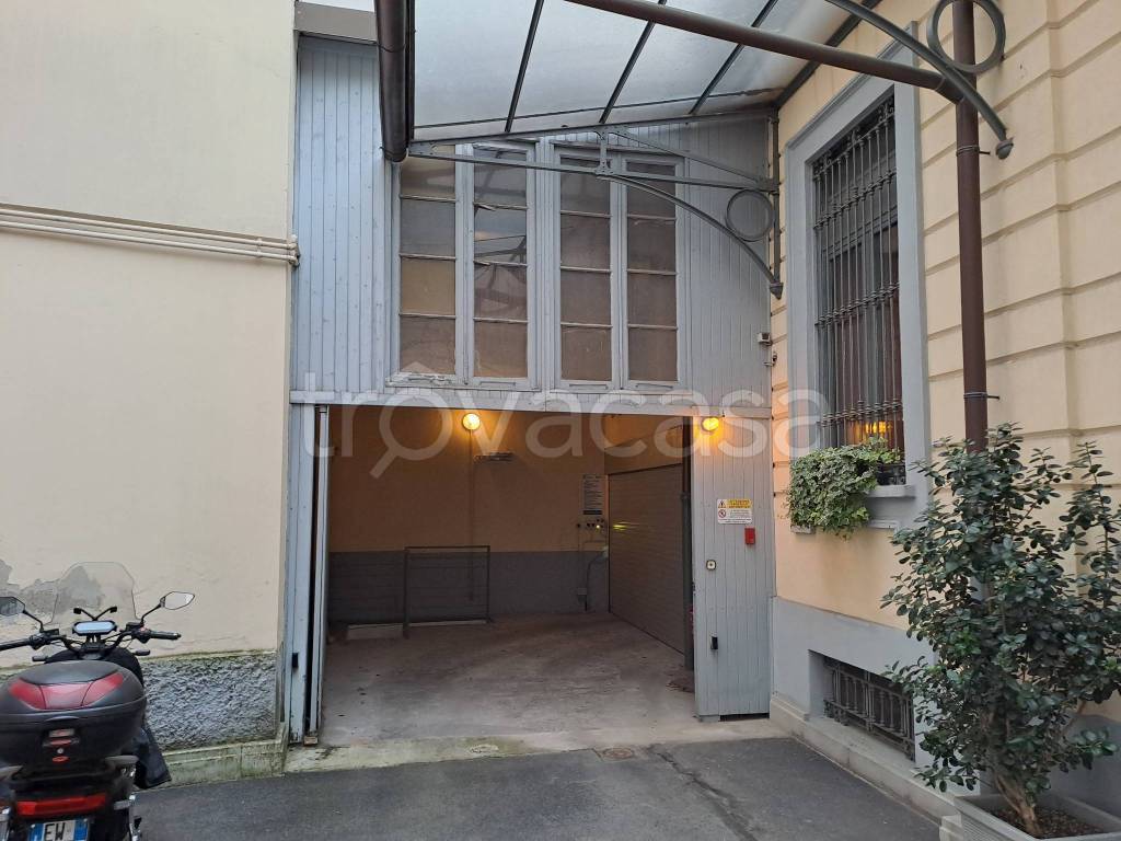 Garage in vendita a Milano via Morigi, 3