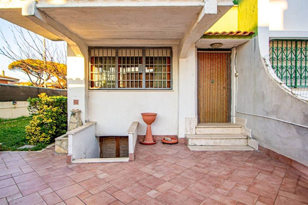 Villa a Schiera in vendita a Pomezia via Lago Maggiore, 28