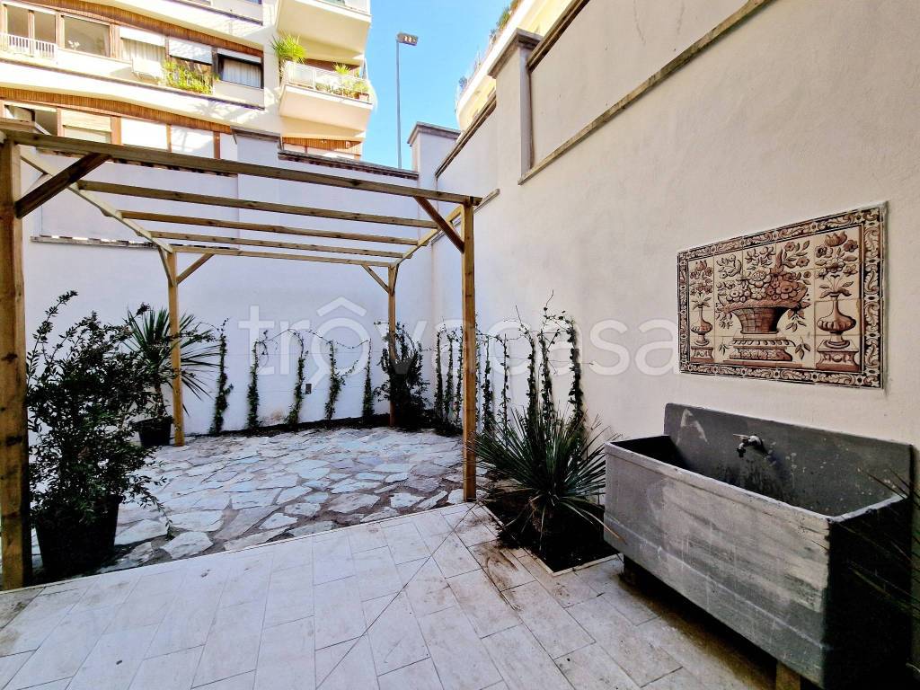 Appartamento in vendita a Roma via Barnaba Tortolini