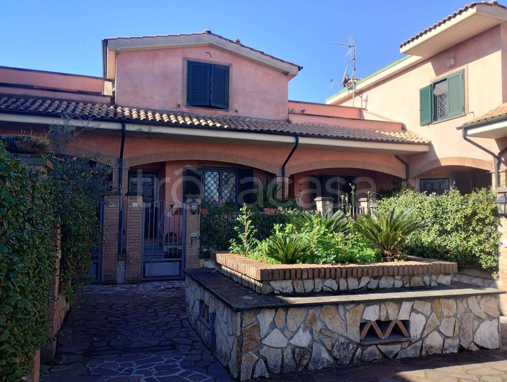Villa a Schiera in vendita a Guidonia Montecelio via Casal Bianco, 442