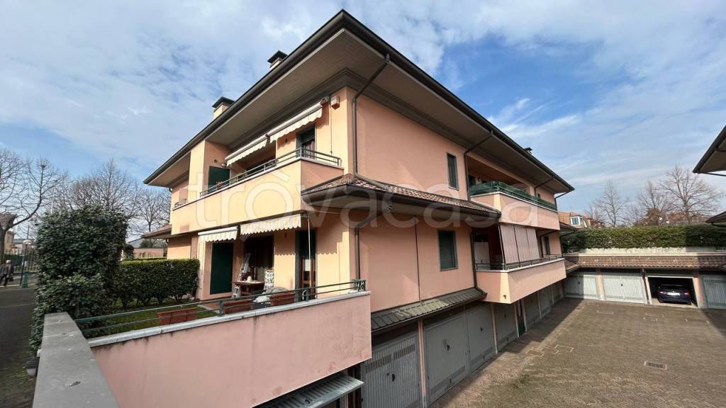 Appartamento in vendita a Lainate via Romagna, 1