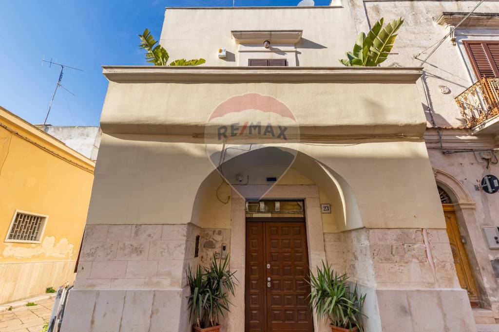 Casa Indipendente in vendita a Bari via Camillo Benso di Cavour, 23