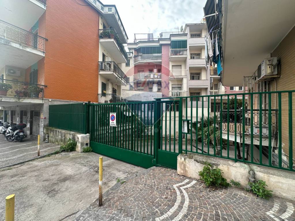 Garage in affitto a Napoli viale Farnese, 56