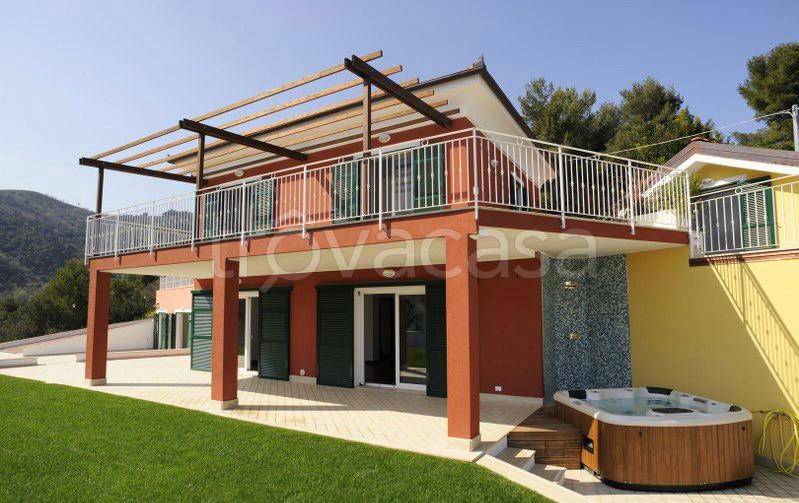 Villa Bifamiliare in vendita ad Alassio via Privata Cazulini
