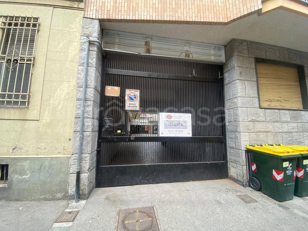 Magazzino in vendita a Torino via Leinì, 67