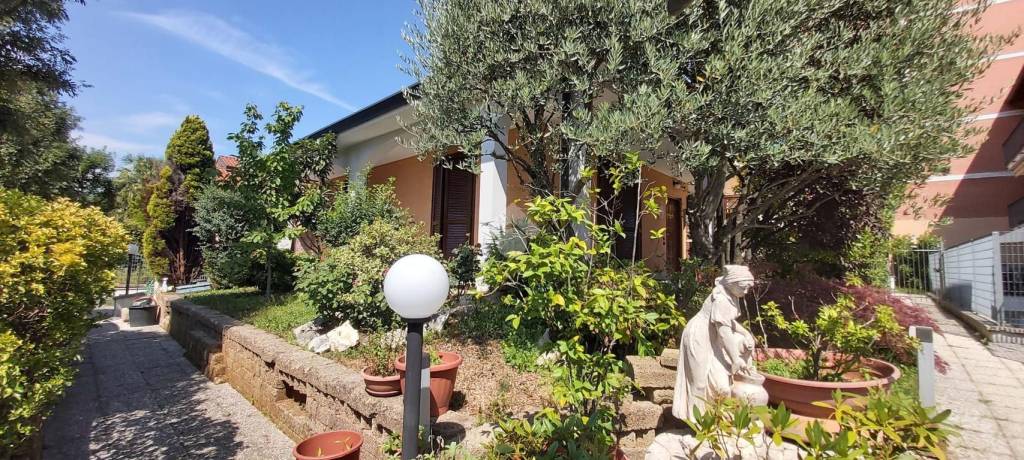 Villa Bifamiliare in vendita a Garbagnate Milanese via Marchese Corrado, 17