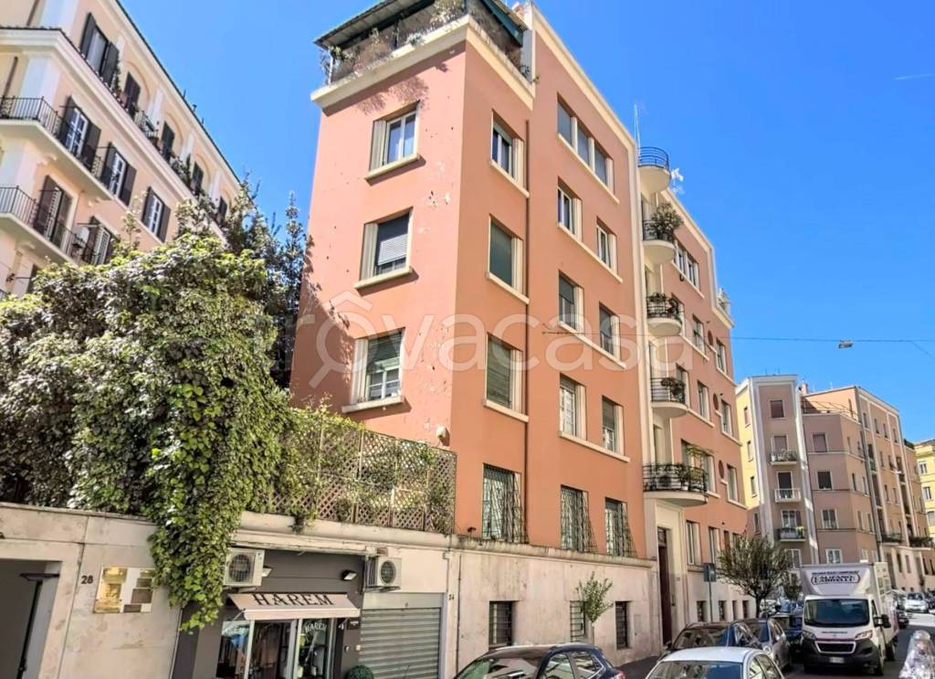 Appartamento in vendita a Roma via Lima