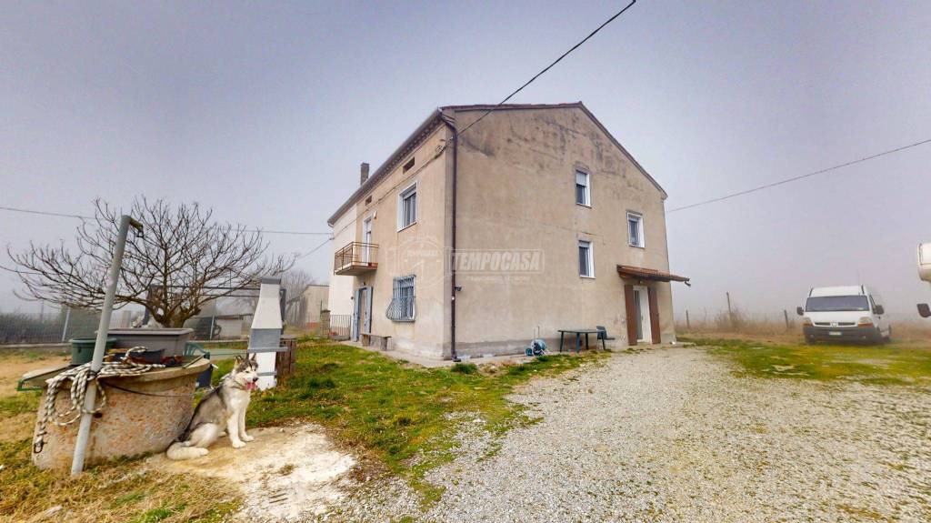 Villa in vendita a Cento via Guzzinati 10