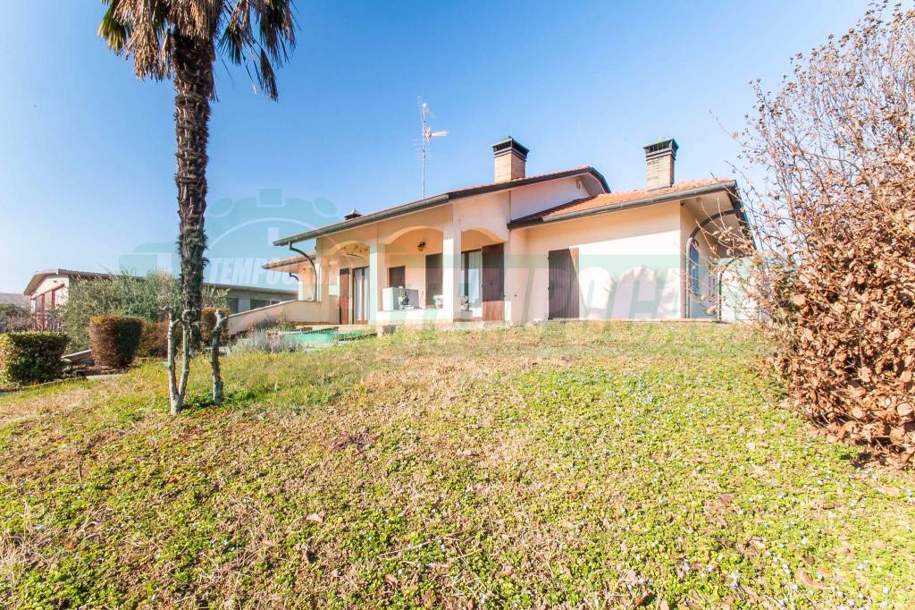 Villa in vendita a Lainate via Luigi Settembrini, 27