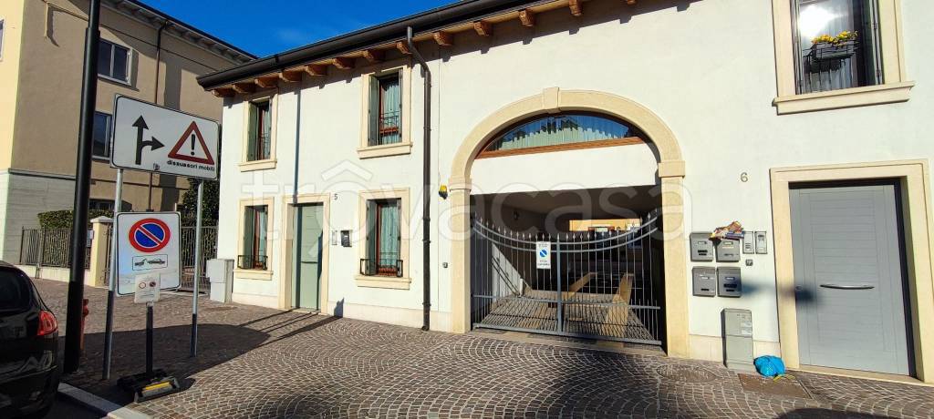 Casa Indipendente in vendita a Villafranca di Verona via Giuseppe Rensi