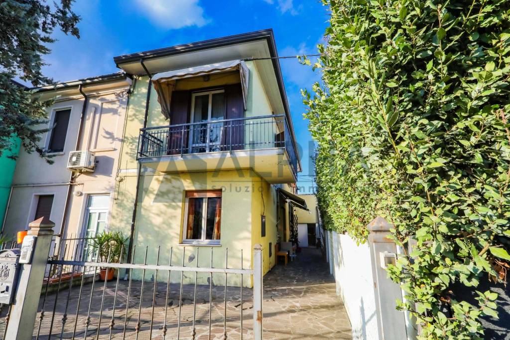 Casa Indipendente in vendita a Savignano sul Rubicone via Luigi Amaduzzi