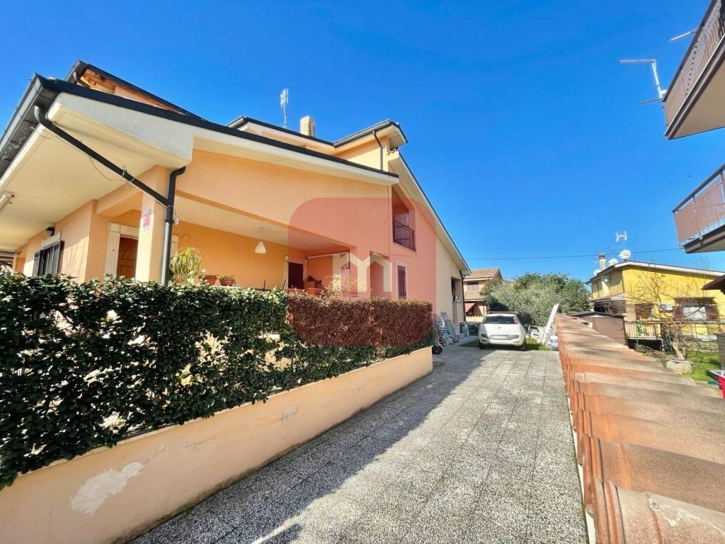 Villa a Schiera in vendita a Roma via Serra San Quirico