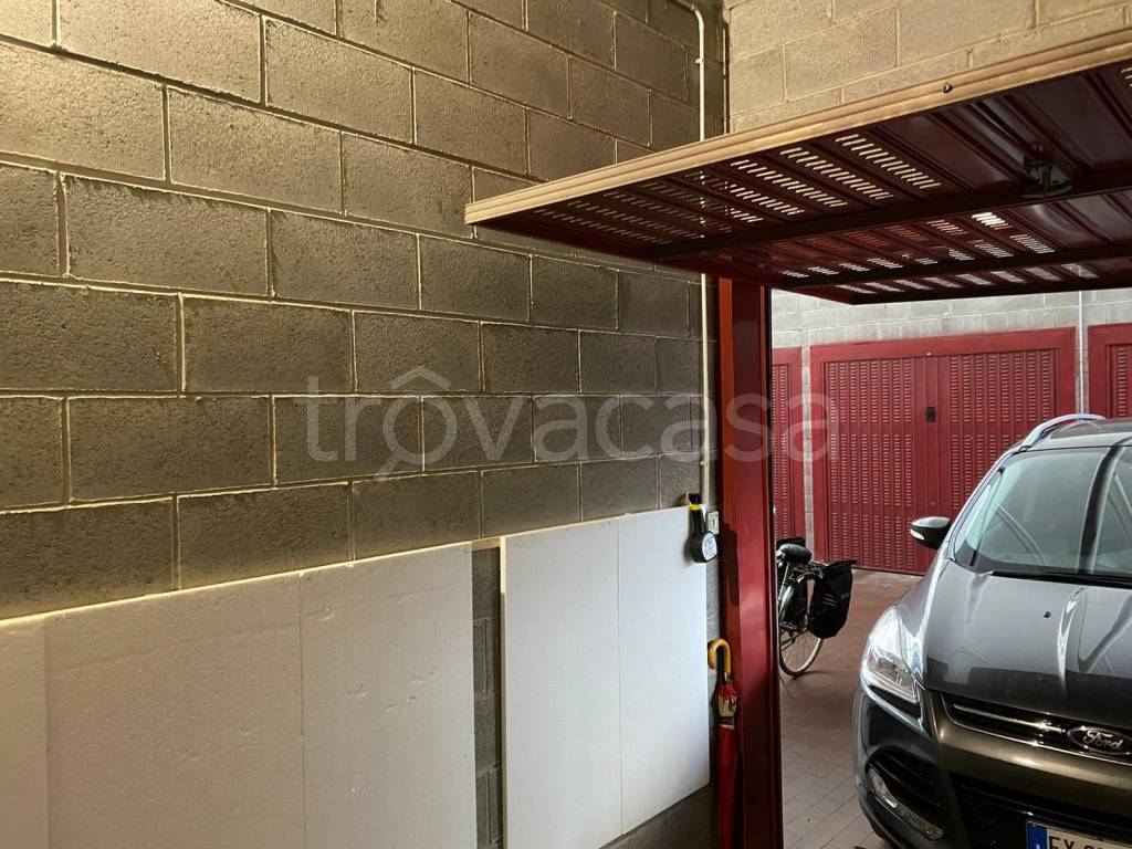 Garage in vendita a Milano via Volvinio