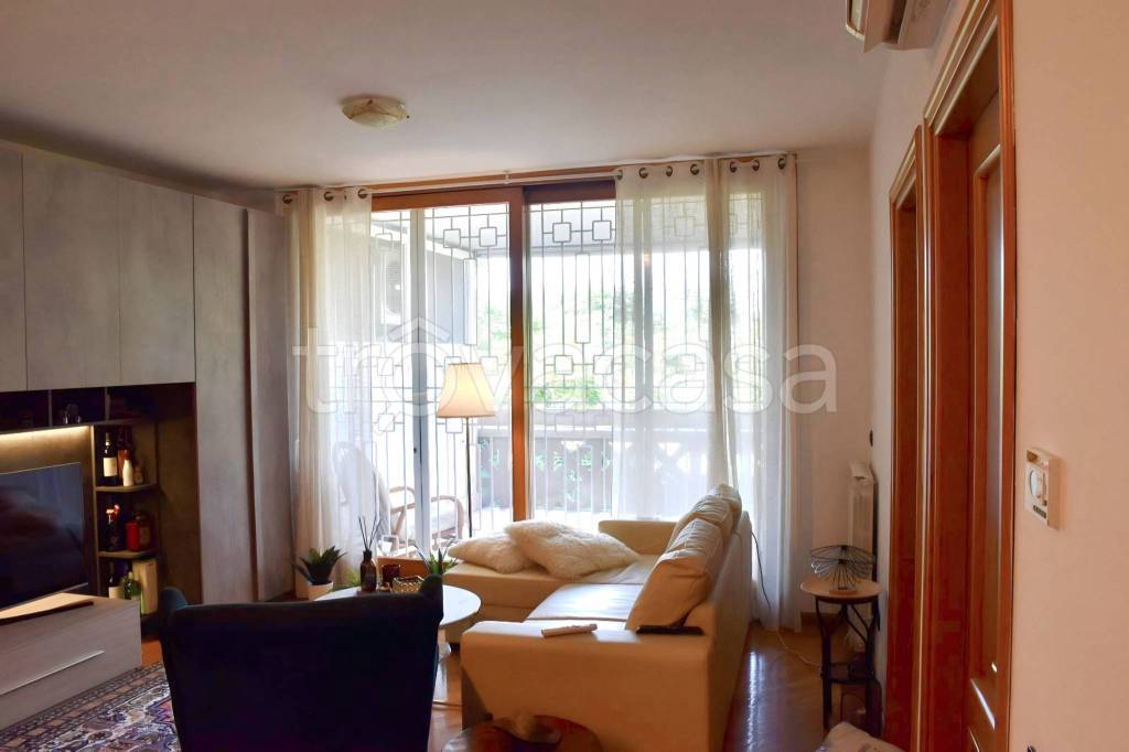 Appartamento in vendita a Roma via Roberto Ago, 70