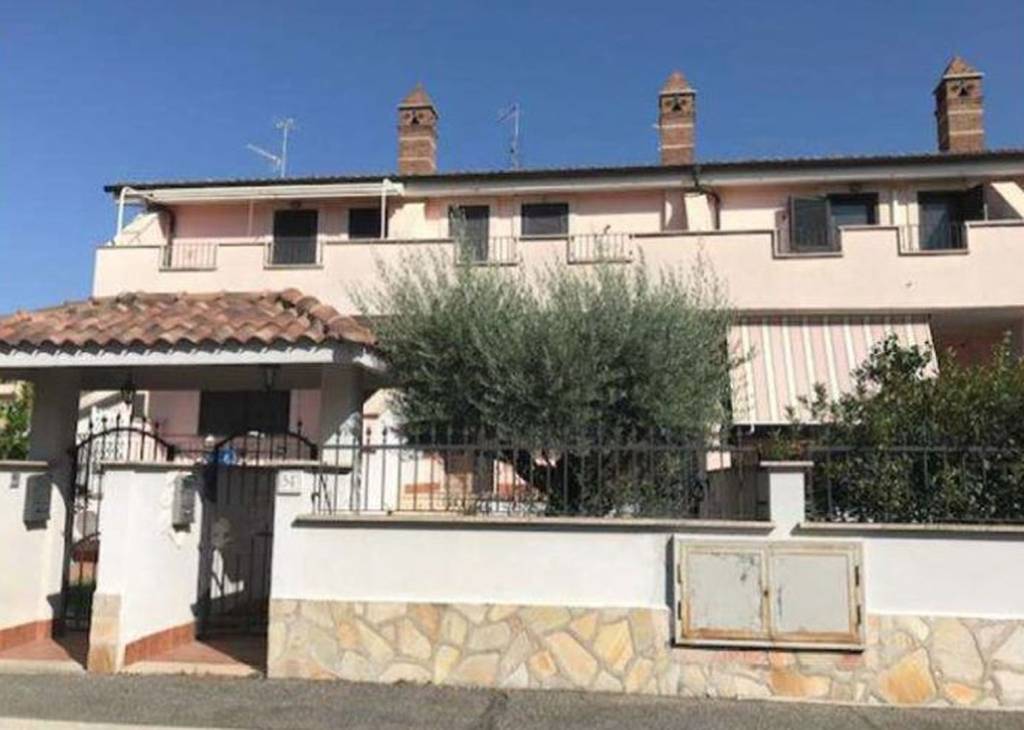 Villa a Schiera all'asta a Roma via Monteprandone, 54