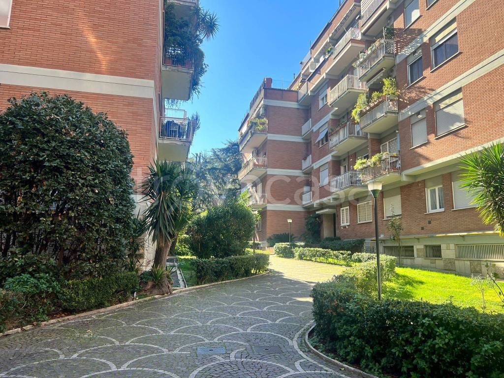 Appartamento in vendita a Roma via Cornelio Magni, 30