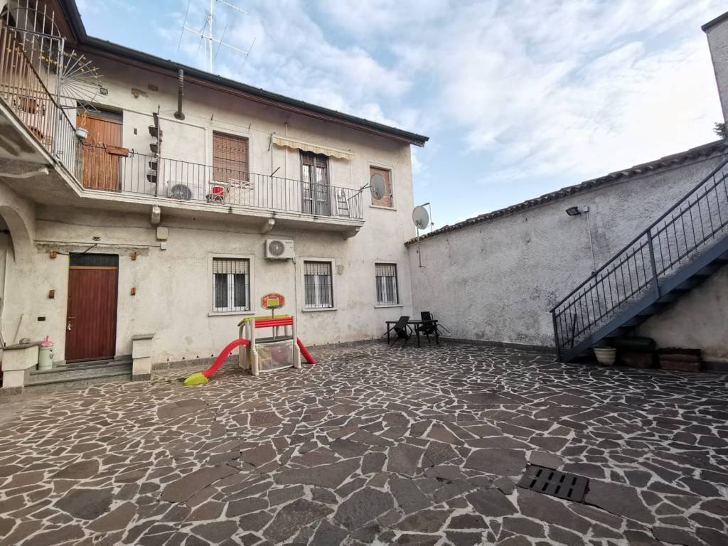 Casa Indipendente in vendita a Seregno via Cesare Cantù, 32