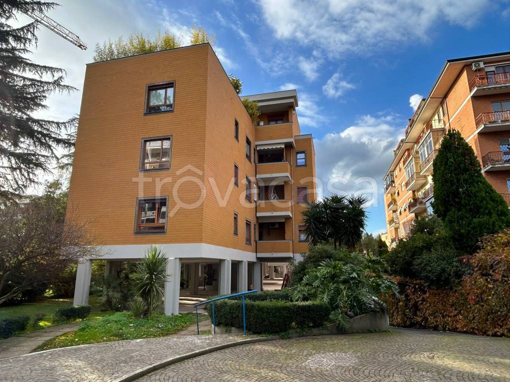 Appartamento in vendita a Roma via Vincenzo Renieri, 44