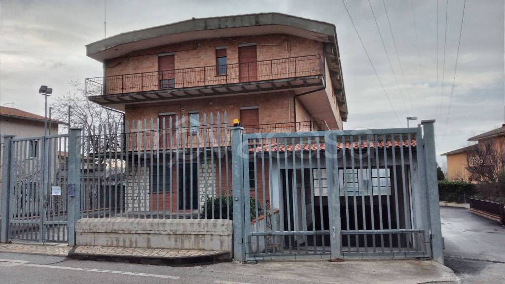 Intero Stabile in in vendita da privato a Gualdo Tadino via Perugia, 25