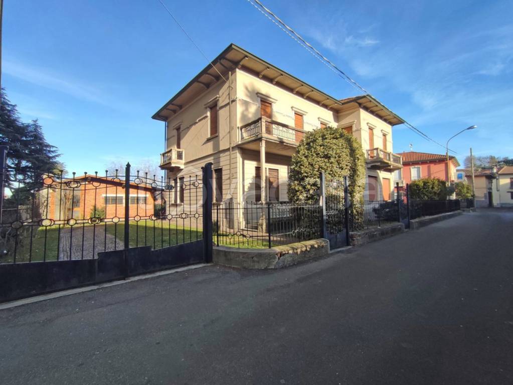 Casa Indipendente in vendita a Varallo Pombia via stazione