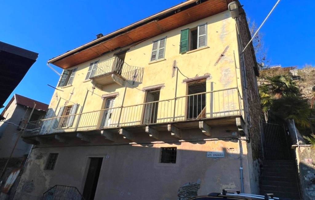 Casa Indipendente in vendita a Cossogno via Vittorio Emanuele, 2